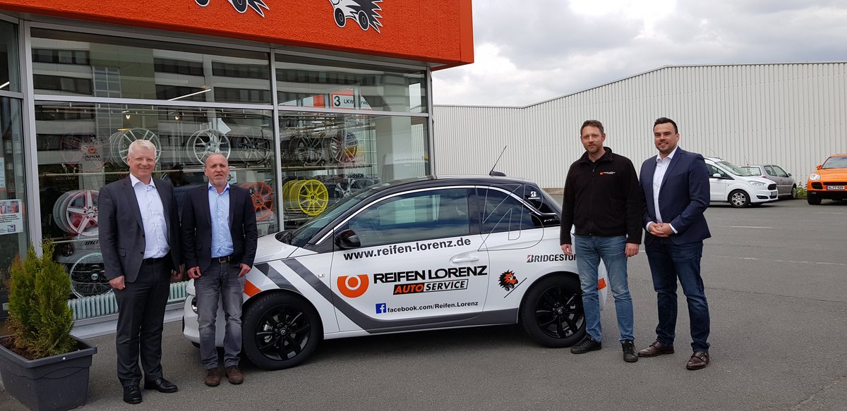 Geschäftsführer Hermann Lorenz (links außen) und Danny Kluge (Filialleiter Nürnberg-Nord, 2.v.r.) freuen sich gemeinsam mit Oliver Diether (Key Account Manager Bridgestone, 2.v.l.) sowie Jannick Albrecht (Bezirksleiter Pkw Bridgestone) über den Flitz