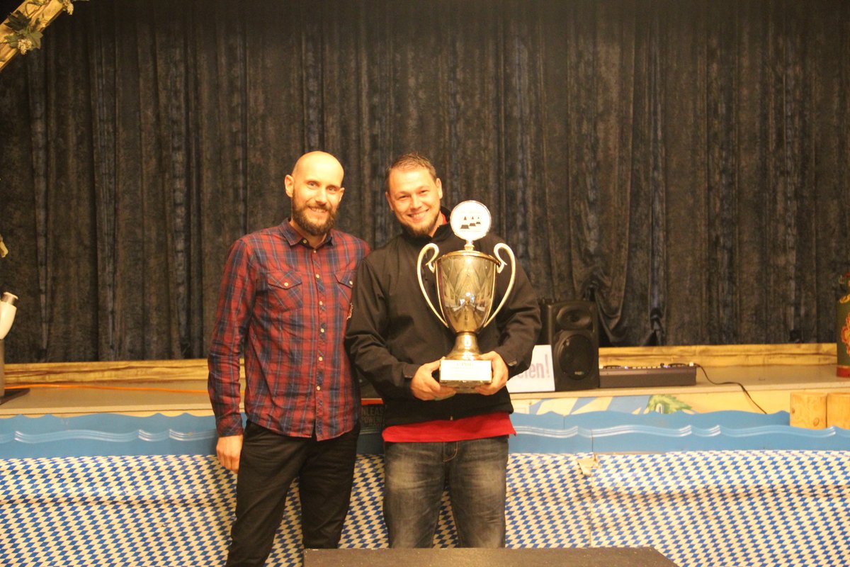 Der strahlende Sieger bei der Ehrung zusammen mit Pokal und Hr. Taube (links) von Top Service Team