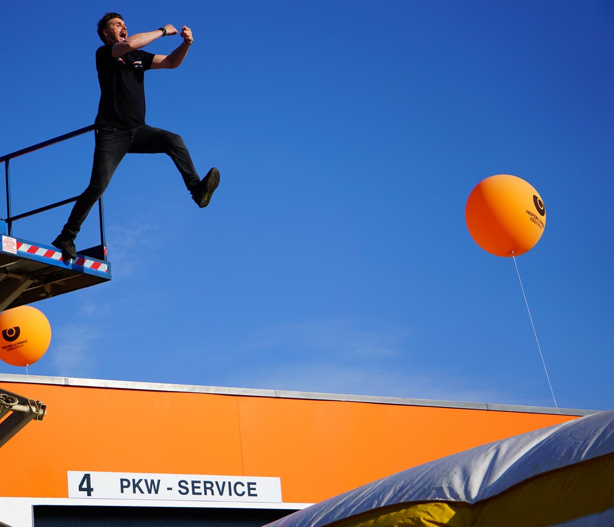 Moderator Thore Schölermann versucht sich als Stuntman beim Sprung ins Hollywood-Kissen / Foto: © Sascha Wünsch