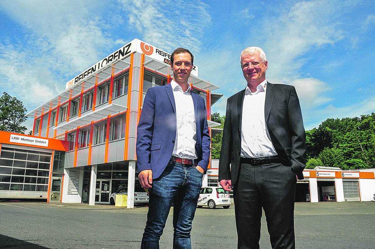Maximilian Lorenz und Hermann Lorenz (rechts) vor der Firmenzentrale in Lauf (Bild: Clemens Fischer - Pegnitz Zeitung, Lauf)