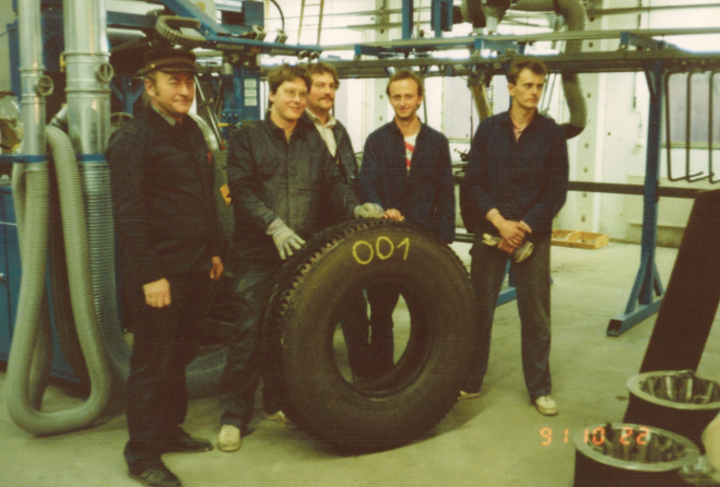 Der erste runderneuerte Lkw-Reifen im Werk Meineweh 1991