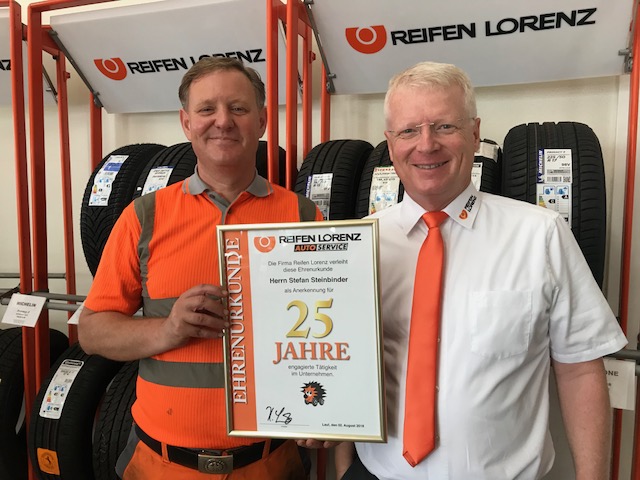 Stefan Steinbinder (links) erhält seine Ehrenurkunde von Firmeninhaber Hermann Lorenz